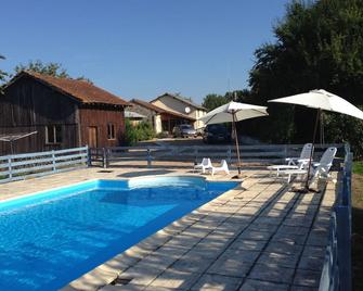 Farm House Cottages With Pool In Small Dordogne Hamlet - Saint-Saud-Lacoussière - Piscina