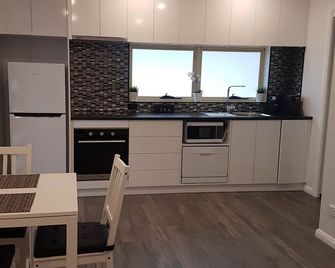 A Home Away From Home - Stanhope Gardens - Cocina