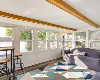 Sister Lakes Cottage with Dock and Grill! - Dowagiac - Living room