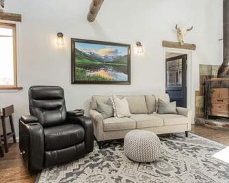 Promo 5% Weekly And 10% Monthly Discount!\nmountain Cabin, Conveniently Located. - Larkspur - Living room