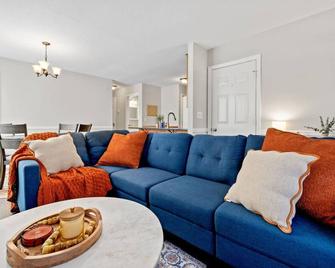 Charming Single Family Attached - Manchester - Living room