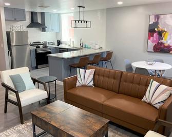 Modern downtown apartment, spacious in a great location - South Charleston - Bedroom