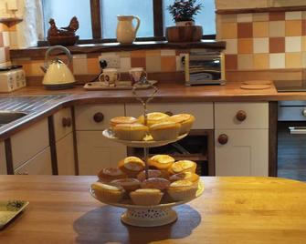 18th Century sandstone cottage with all modern comforts and old world charm. - Wrexham - Küche