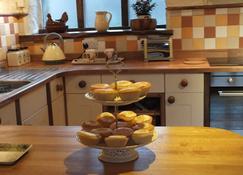 18th Century sandstone cottage with all modern comforts and old world charm. - Wrexham - Kitchen