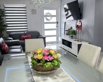 Elegant beautiful house w/pool 10 min from Miami Int. Airport - Hialeah - Sala de estar