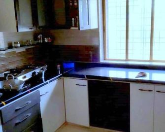 Geeta Villa is a peaceful countryside homestay set in the quiet village . - Dūngarpur - Kitchen