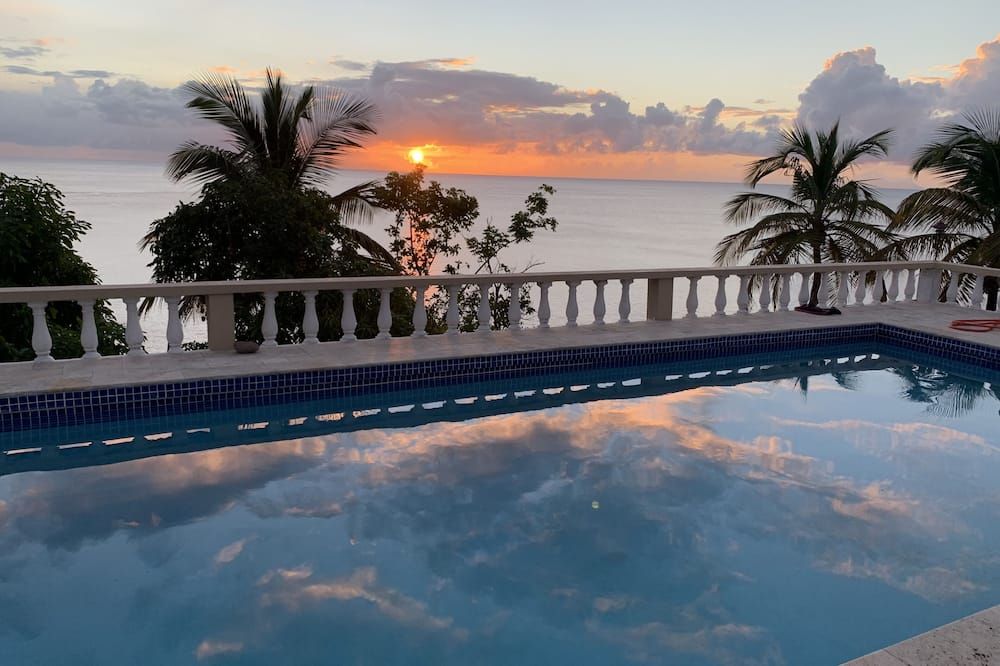 Oceanfront luxury - 4 beds, AC, 3 bedrooms, king bed, WiFi, gated - Woodlands - حوض السباحة