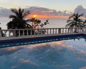 Oceanfront luxury - 4 beds, AC, 3 bedrooms, king bed, WiFi, gated - Woodlands - Pool