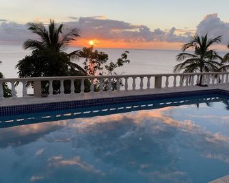 Oceanfront luxury - 4 beds, AC, 3 bedrooms, king bed, WiFi, gated - Woodlands - حوض السباحة