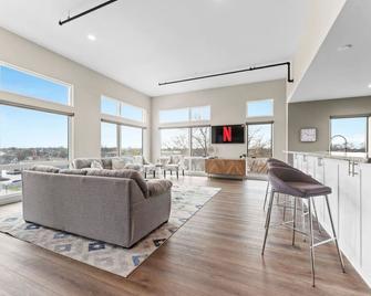 The W Loft Penthouse with Pool Gym 2 Balconies - Wyandotte - Living room