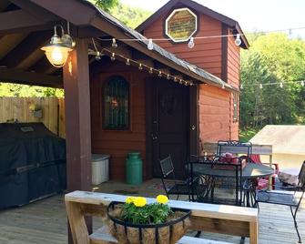 Red Tiny House In The Mountains - Waterfall, Jacuzzi And Stunning Farm Views - Clayton - Terasa