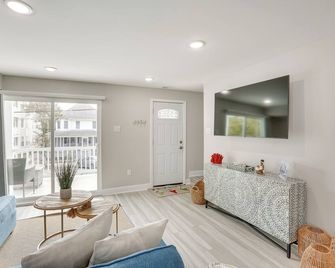 Walk to Beach + Boardwalk! Wildwood Home w/ Deck - Wildwood - Sala de estar