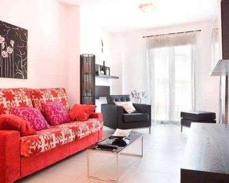 Real de Cartuja Apartments & Suites - غرناطة - غرفة معيشة