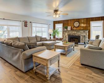 Outdoor Oasis with pickleball, swimming pond, basketball, shuffleboard & pavilion with kitchen - Honey Brook - Sala de estar