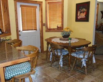 ATV/Snowmobiler's Paradise - Ride Out from the Cabin for Miles on End! - Placerville - Dining room