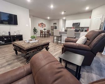 Business Ready 2 Kings Private Office - Lake Charles - Living room