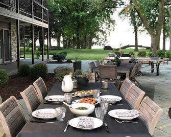 Perfect Family or Corporate Rental for EAA Airventure! - Oshkosh - Innenhof