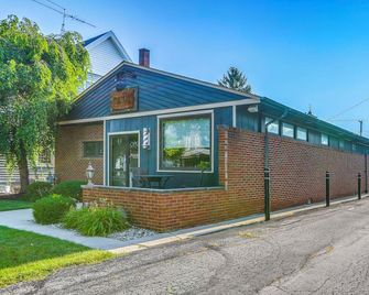 Observation Beehive! Walkable Dtwn Tiffin Apt - Tiffin - Building
