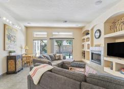 Las Cruces Vacation Rental Near Trails and Golf! - Las Cruces - Living room