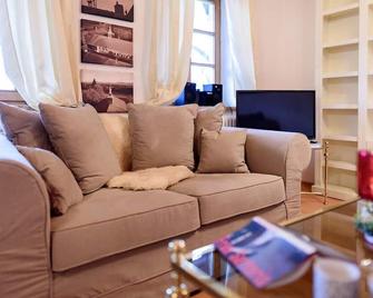 Modern apartment on Klostergut Rechetsberg with mountain views! Absolute peace and quiet! - Huglfing - Living room