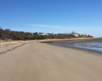 Brewster, Beach Cottage with 1/2 Mile of Private Asso. Beach for your Enjoyment. - Brewster - Beach