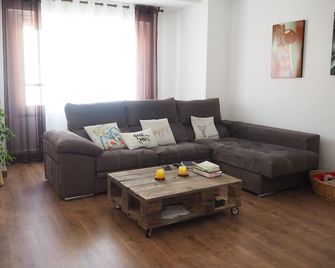 Pis gran i reformat per 4 persones - Palamós - Olohuone