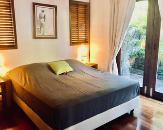Charming Villa with Stunning Ocean Views - Your Perfect Getaway! - Papetoai - Bedroom