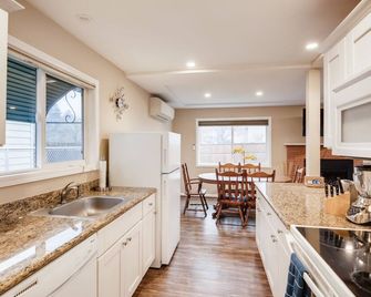 Private Beautiful 2 Bedroom Units W/ Fast Free Wifi - Beaverton - Kitchen