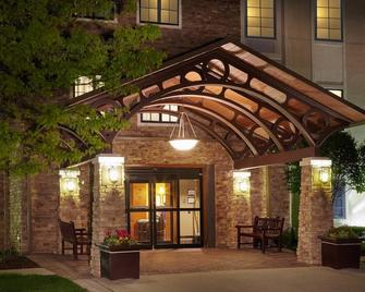 \'The Glen\' District Suite with A/C | Business Center + Heated Indoor Pool! - Glenview - Building