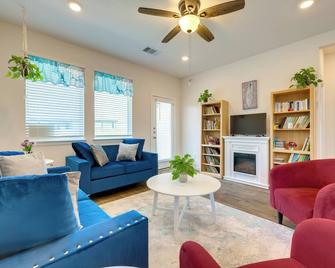 3 Mi to Dtwn Kyle: WFH-Friendly Home w/ Patio - Kyle - Wohnzimmer