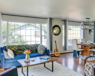 Near Trails & Town: Anchorage Apt w/ Shared Yard - Anchorage - Living room