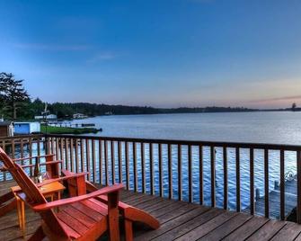 Brannholm Glass Lakefront Home -Pet friendly - Otis - Balcón