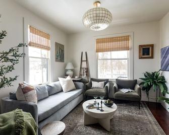 Designer Home, Hot Tub, Private Yard, & Projector - Hudson - Living room