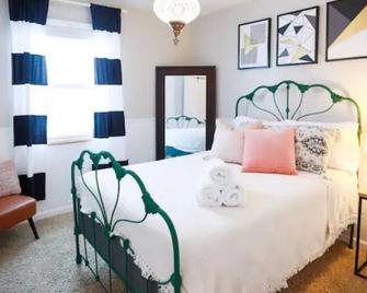 Spaciousoutdoor Spacemodernfamilygroupsmodernartistic - O'Fallon - Bedroom