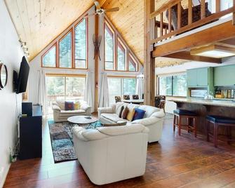 Four seasons Mountain Chalet close to ski resorts - Soda Springs - Living room