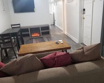 Elegant 1 Bedroom Apartment 15 Min to Manhattan - Bronx - Wohnzimmer