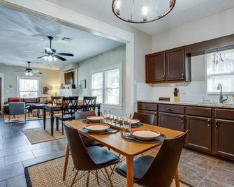 Chic Lawton Home, 5 Mins to Fort Sill! - Lawton - Dining room