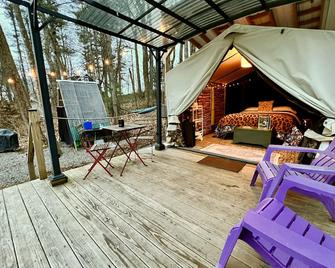 Hudson Valley’s Waterfront Camping Getaway with electric, water and KAYAKS! - Lake Katrine - Patio