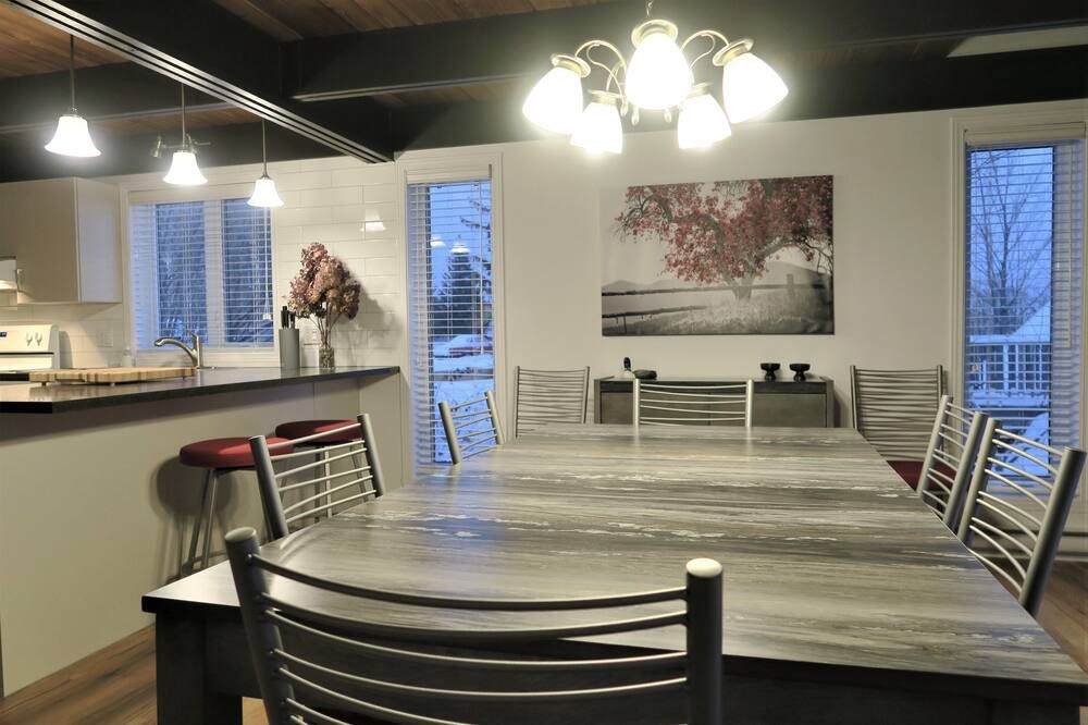 Chalet familial du Plateau - بيوبري - غرفة طعام