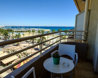 Les Palmiers Beach Hotel - לרנקה - מרפסת