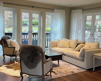 Spacious Home 10 Mins from Vancouver - Burnaby - Living room