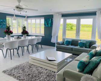 Stylish Contemporary 5 bed , 4 bathrooms house near Shaftesbury gated entry - Sturminster Newton