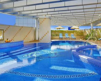 DoubleTree by Hilton Dubai Port Saeed - Dubai - Uima-allas