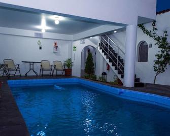 Hotel Via Morburg - Nazca - Havuz