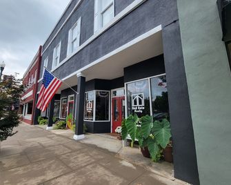 The lofts at Court Square- Historical brick town square - Abbeville - Building