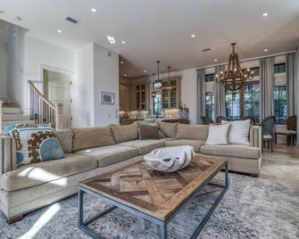 Steps From Rosemary! Private Pool, Carriage House! - Freeport - Sala de estar