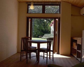 ماونتن هوم لودج إن دير بارك - نارا - غرفة طعام