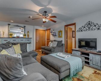 The Whispering Pines Inn - Norman - Salon