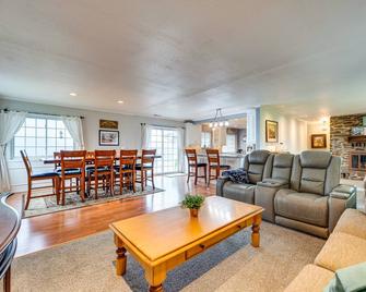 East Wenatchee Home ~ 2 Mi to Columbia River! - East Wenatchee - Living room