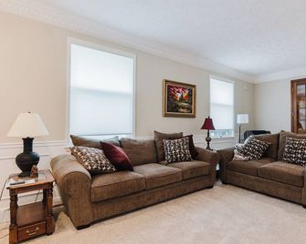 The Aerie Nebraska City • Game Room & Hot Tub - Nebraska City - Wohnzimmer